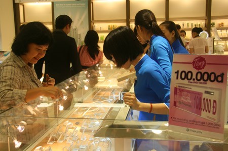 At an SJC shop in Ho Chi Minh City's District 1 At an SJC shop in Ho Chi Minh City's District 1